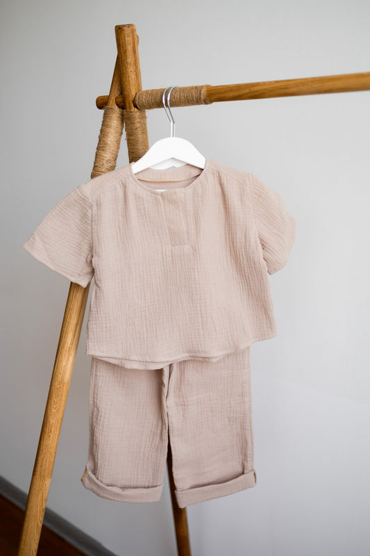 Muslin suit in a combination of pants and T-shirt